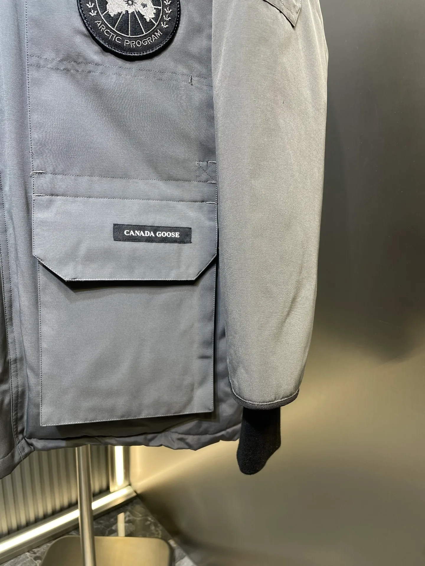 P910 special version 🌟 🇨🇦CANADA GOOES 24 new models 08 models/couple models Factory direct supply: supplying global purchasing agents, micro-business, entities, Tmall, high-end stalls and studio cooperation, free shipping! Canada Goose Expedition Parka 2008 is the same style for men and women. It is mid-length and the most timeless classic. All Arctic and Antarctic scientific expedition teams choose Canada Goose as their cold-proof equipment. It is the Rolls-Royce of down jackets. ➖ Industry-leading anti-counterfeiting chip sensing. ➖ Imported Behringer embroidery machines and customized embroidery labels, the highest level and industry leading. ➖ Imported Korean 21-count polyester-cotton blended original fabric, TC85 waterproof coated fabric, water-repellent, windproof and wear-resistant. ➖ The new national standard 80 white duck down is filled with an average of 520 grams of down. The amount of down filled is industry-leading. ➖ 100% nylon lining with double double-layer sealing design to prevent velvet running, and seamless thread design on the cuffs! ➖ Western Canadian Green Wolf Collar. ➖ Yoshida YKK provides original factory-customized electroplated sliders. YKK two-way lockable zippers are tight and smooth and do not peel off paint. ➖ 3M composite Velcro is durable and the accessories and hardware are all custom-made. Note: Our copywriting is only simple and clear. Instead of bragging about the copywriting, it is better to compare and understand with samples. Only for the purest goose, the most dedicated, the most professional, the highest quality, the highest cost performance!  Size:XS-XXL
